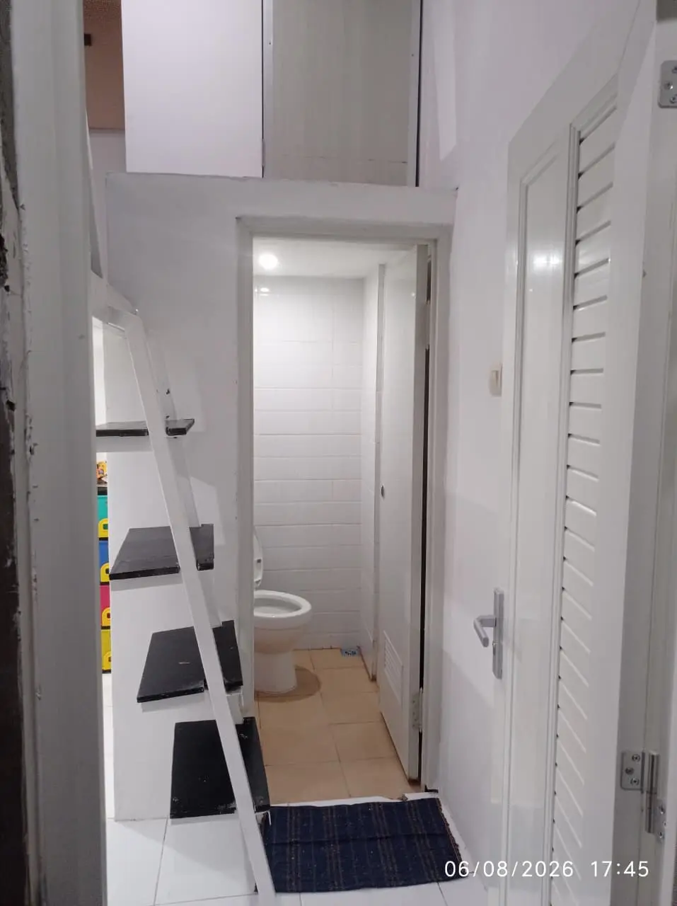Foto Kamar F2 (Deluxe Room)  Kost Surabaya
